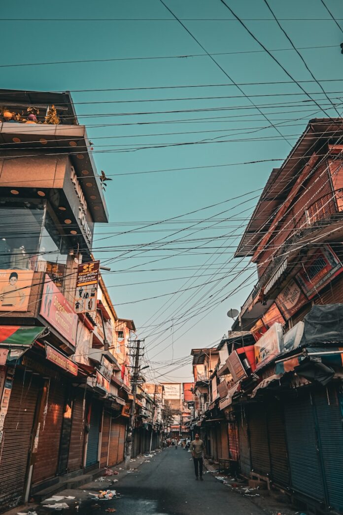  दुकान में बरकत के उपाय: 10+ अचूक टोटके और मंत्र (Dukan me Barkat ke Upay: 10+ Achuk Totke aur Mantra)sides