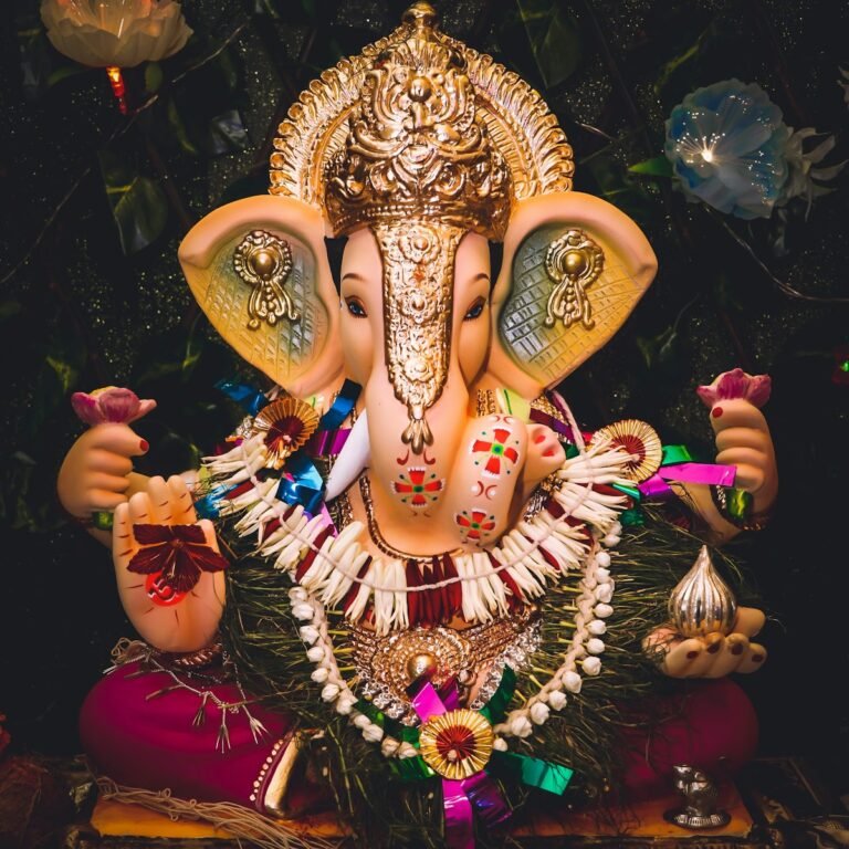 घर पर कैसे करें गणपति विसर्जन? जानें पूरी विधि और शुभ मुहूर्त (Ghar Par Kaise Karein Ganpati Visarjan? Janein Puri Vidhi aur Shubh Muhurat)